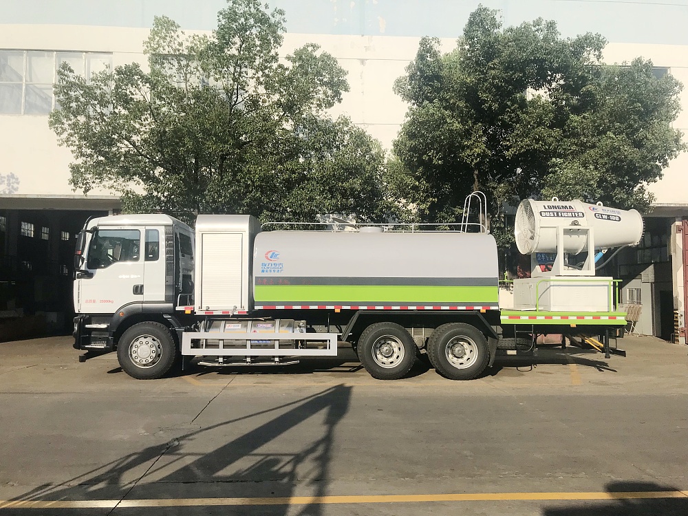 國(guó)六重汽汕德卡后雙橋16立方霧炮車(chē)/50-120米霧炮