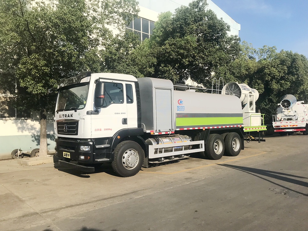 國(guó)六重汽汕德卡后雙橋16立方霧炮車(chē)/50-120米霧炮