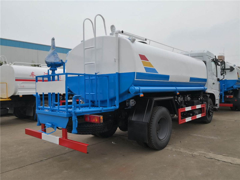 國(guó)六東風(fēng)專底D3 12噸灑水車