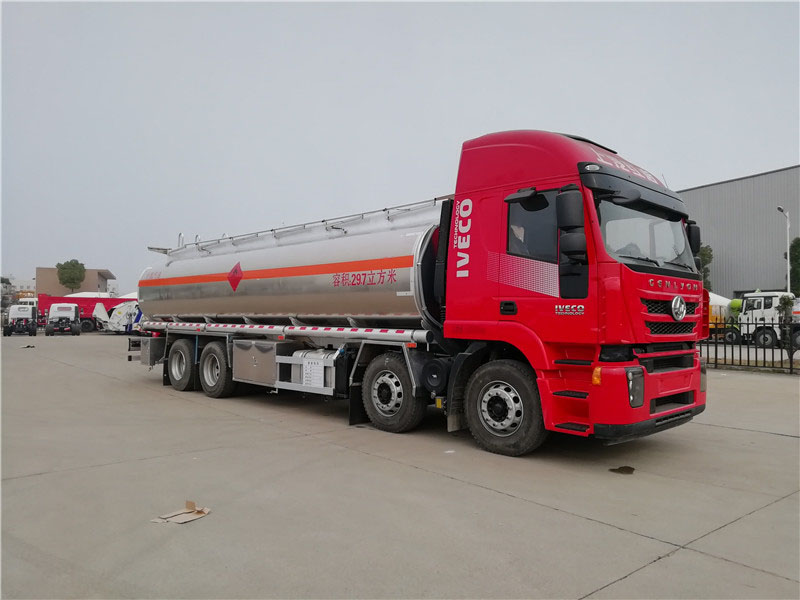 上汽紅巖29.7方前四后八鋁合金運油車，20噸運油車